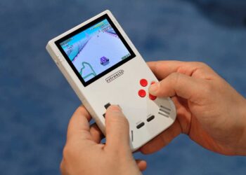 Super Retro Boy: ecco video e dettagli della nuova console per giocare ai vecchi titoli Game Boy