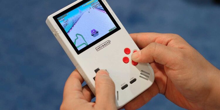 Super Retro Boy: ecco video e dettagli della nuova console per giocare ai vecchi titoli Game Boy