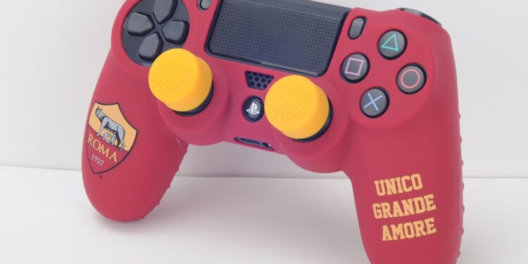 Dualshock PS4: arriva il Controller Kit protettivo ufficiale della AS Roma
